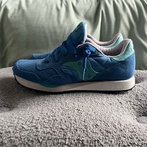 Saucony sneakers new without tags